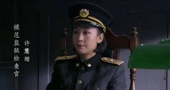 安利,据不完全统计苗圃演过6次警察,这还没算《地火》中客串的典狱长