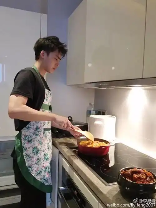 下厨的男人是不是帅炸了!