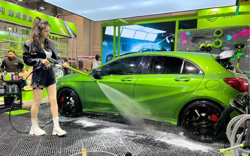 北京雅森车展绿田小姐姐洗车