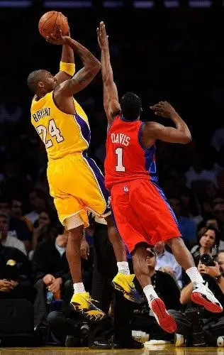 1.运球假转身后仰跳投