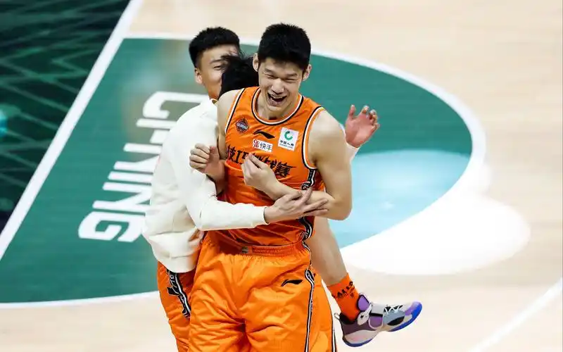 身高2.10米的胡金秋入围技巧挑战赛决赛.图/osports