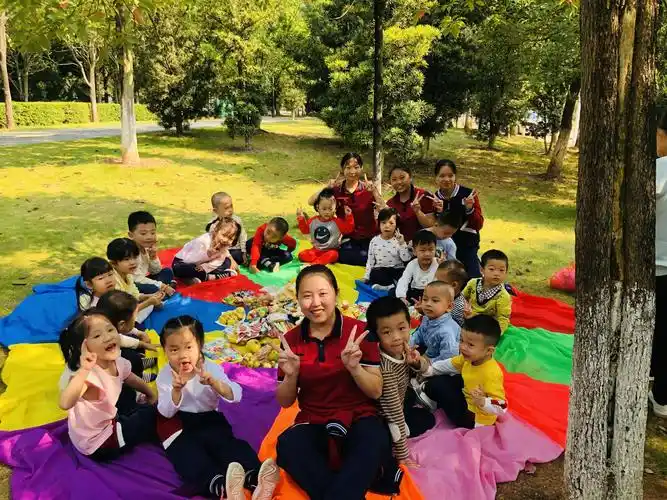 大手拉小手一起去郊游