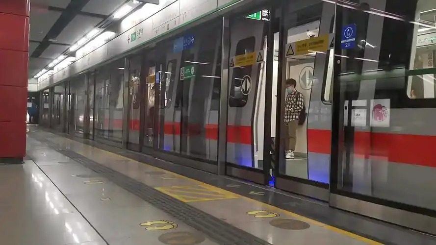 深圳地铁1号线 大修车130车 罗湖方向出桃园站