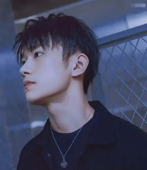 男星喉结多撩人?肖战,千玺没啥,看到图4:默默咽口水!