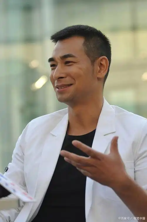 虚伪的赵文卓:自称专情地热爱梅艳芳,却在不同女人之间徘徊