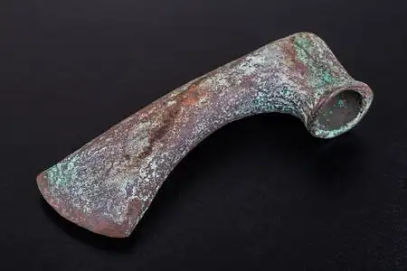 史前的青铜斧,古人,黑色背景上孤立照片