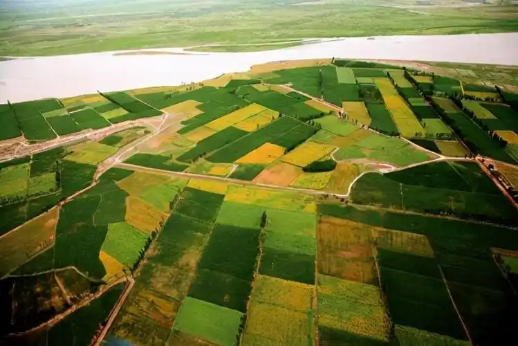 黄河的存在,才孕育了乌海这样的城市,继续走来到阴山脚下的河套平原