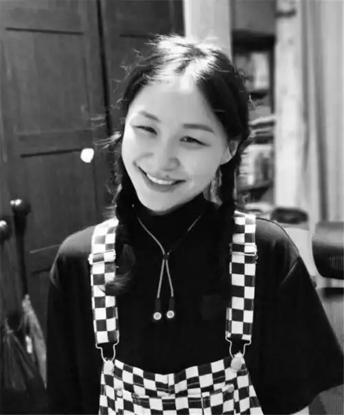 同时她还有一份令人羡慕的爱情,金靖的男友叫姜钰,是"飞来即兴"的演员