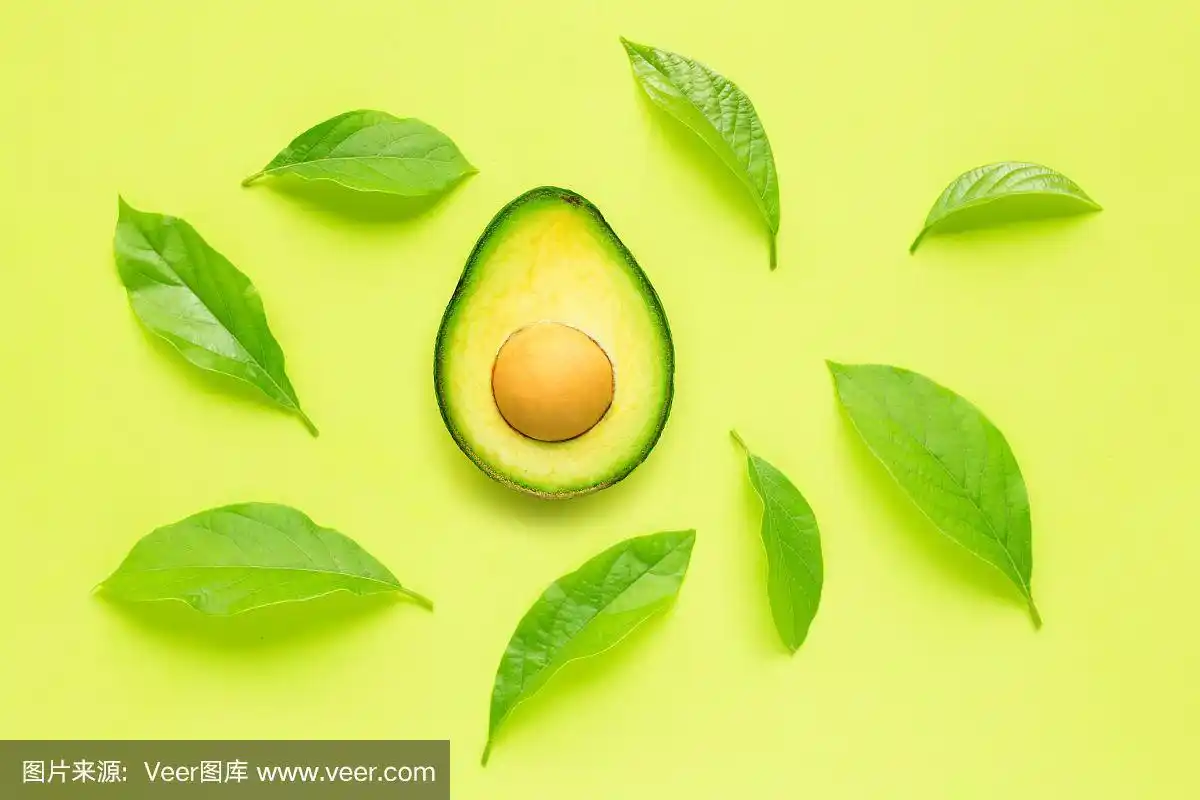带有绿色背景的牛油果.