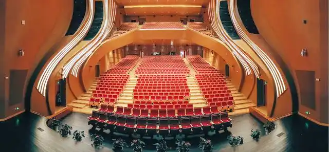 坐落于青岛西海岸的凤凰之声大剧院,自2018年成立伊始,便以"大剧院"为