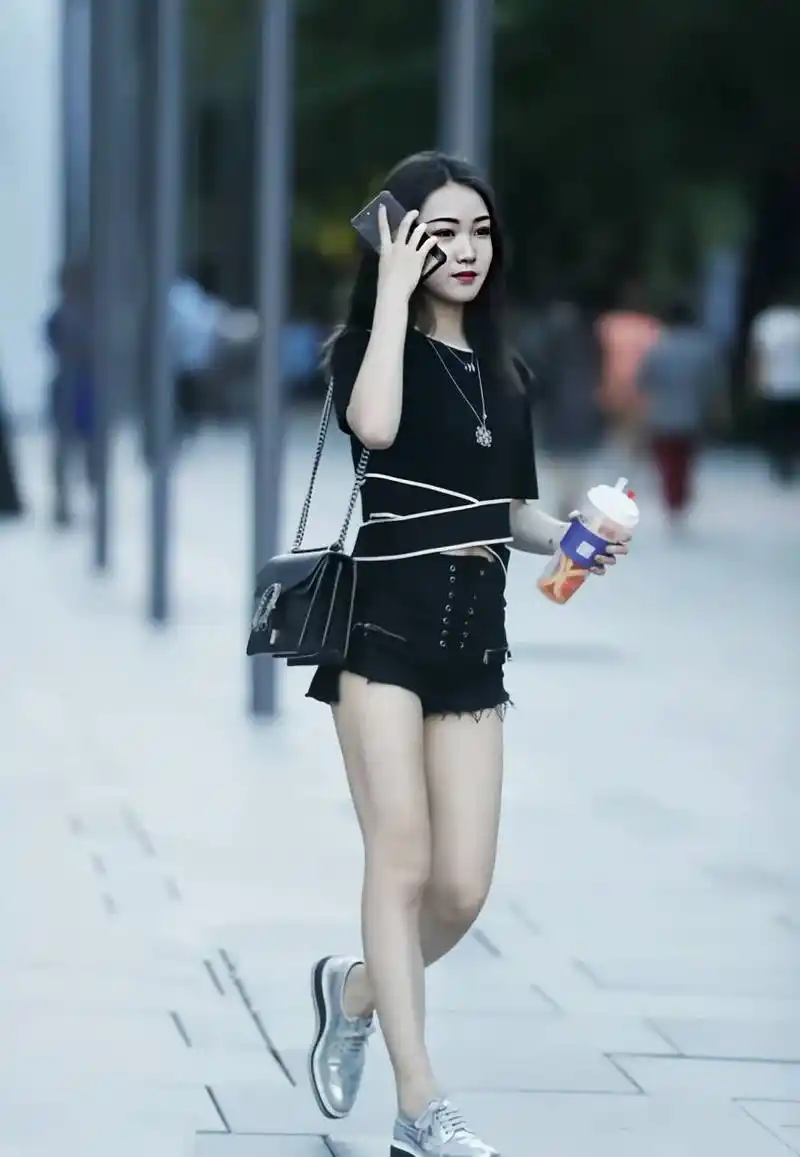 时尚搭配:黑色短裤配什么鞋子好看?