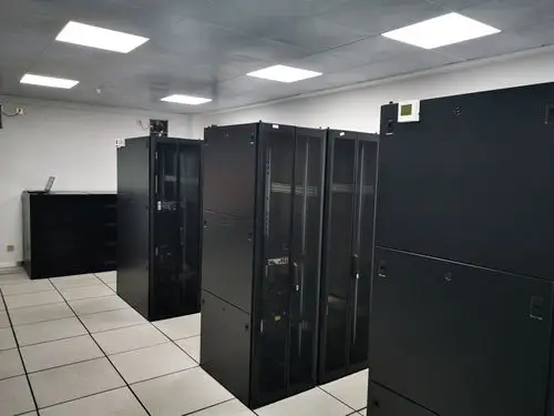 政府采购专家组莅临我校验收新建的网络中心机房