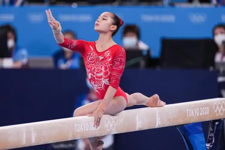 16岁管晨辰体操平衡木夺金她战胜了传奇拜尔斯