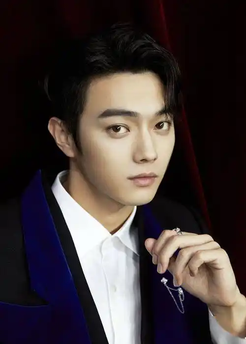 许凯别致剪裁西装绅士优雅 眉眼深情动人似含银河