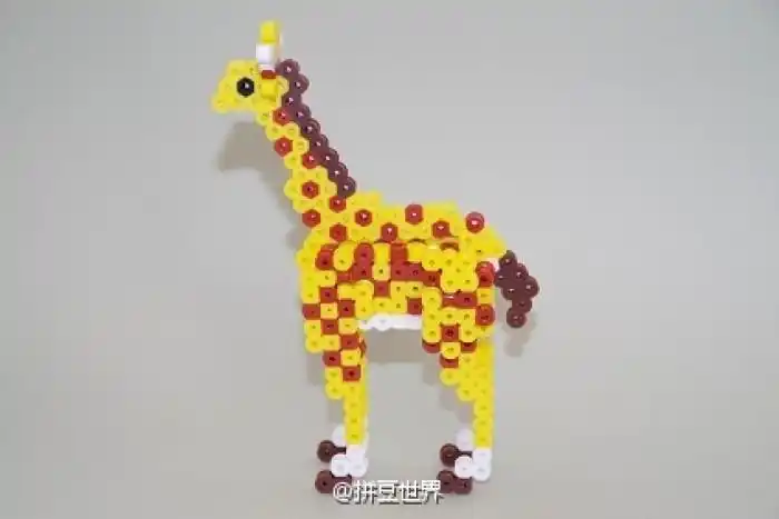 立体成品# #拼豆成品# #拼豆大神作品# 长颈鹿 日本博主 教程:o网页