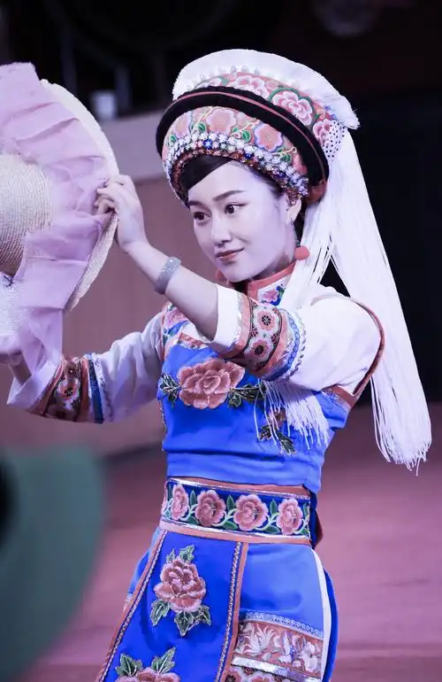 能歌善舞的白族姑娘拍摄于云南大理洱海的游轮上