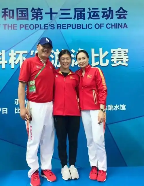 2007年,叶诗文进入浙江省游泳队,先是跟着教练楼霞,楼霞喜欢她温柔