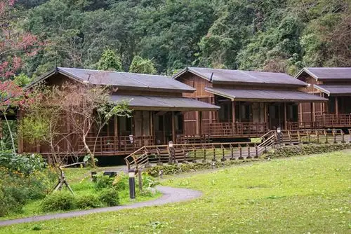 现在的布洛湾建成适合放松休息的度假村,里面的员工全部是原住民