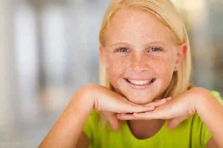 为什么脸上有黑点脸上出现黑色斑块