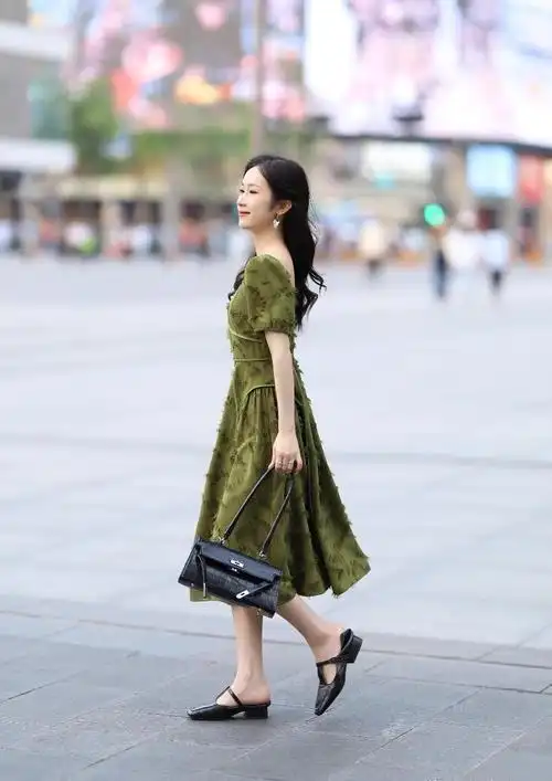 杭州美女连穿裙子都这么温柔,清爽的搭配好复古,韵味很独特