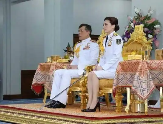 诗妮娜贵妃被撇下苏提达贴心照顾终于换来泰王感谢凝视