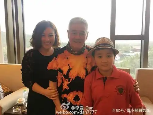 物是人非!赵本山与高秀敏女儿时隔多年再聚首,亲密合影让人感慨