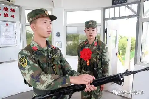 武警宁夏总队石嘴山支队为服役期满的士兵举行了向警徽,队旗,哨位等