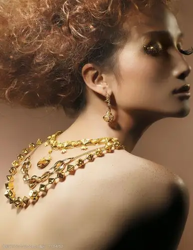 关键词:黄超燕 芭莎珠宝杂志 黄金饰品 平面造型 超级模特 职业人物