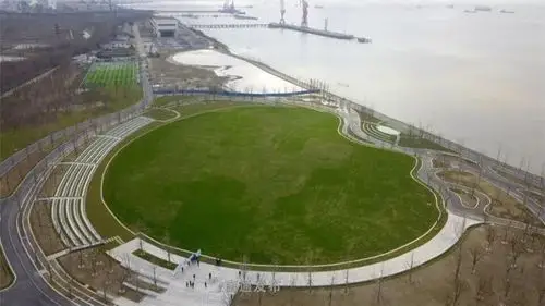 目前已局部建成,滨江公园至云顶餐厅段已建成,正在进行配套设施完善