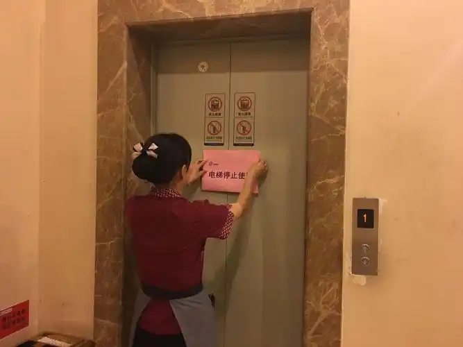 通知服务员停用餐厅电梯.