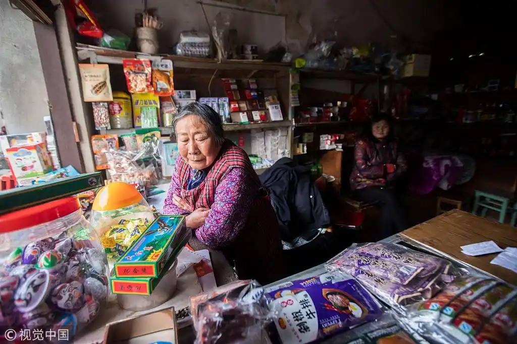 七旬老人经营小卖部近五十年 仍用算盘结账