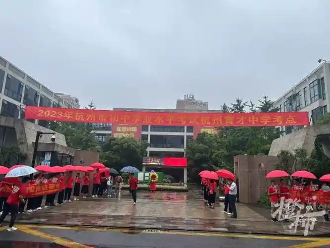 7:00,杭州育才中学考点门口,一片红彤彤的,几十条加油横幅已经挂满了