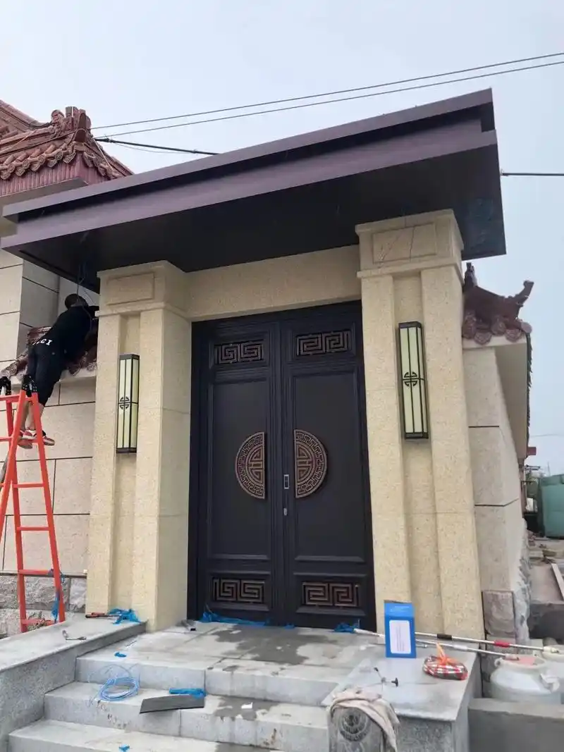 门顶官帽是喷的漆还是绿材质呀?