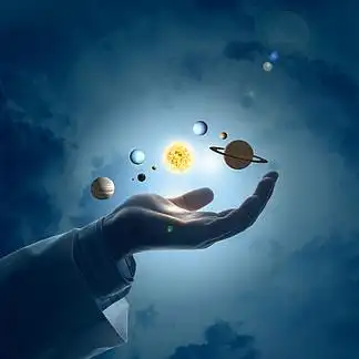 手中的行星太阳系的特写太阳系
