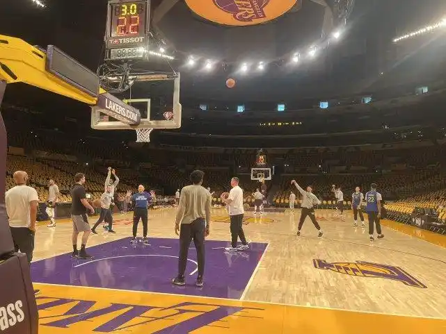 迎接新赛季!湖人主场内铺满橙色短袖,远观恰如"满城尽带黄金甲"