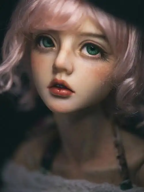 亦活跃于设计界,因人形的姿态变化丰富,加上普遍关节皆可替换的缘故