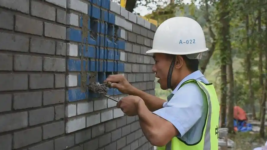 95后"砌墙状元"用实力砌出"贝利的10号球衣"