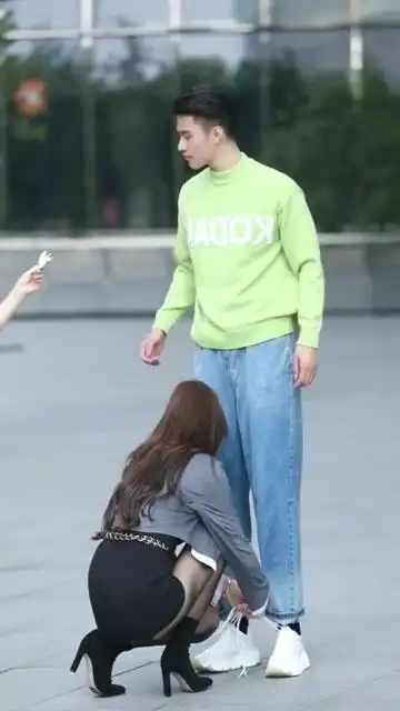 女友蹲下帮男友系鞋带,男友却去撩路边女神!希望将来的你别后悔