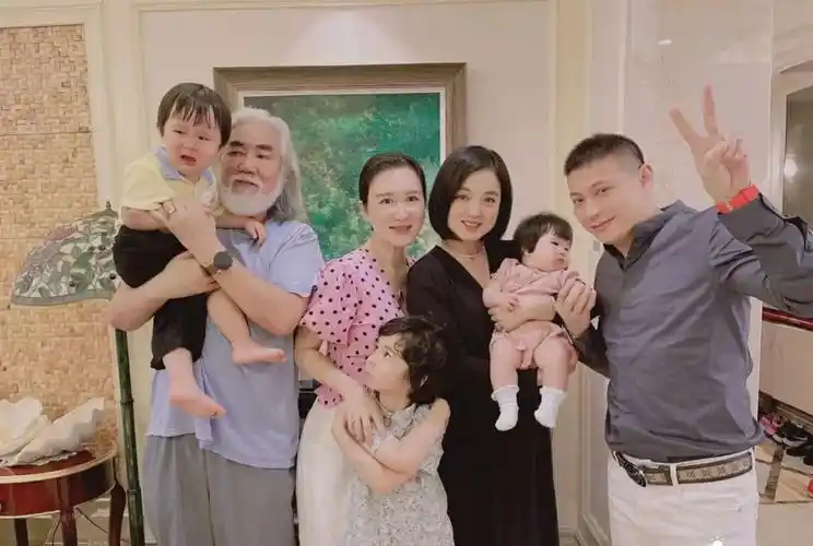 张纪中有几任妻子张纪中的三个老婆照片