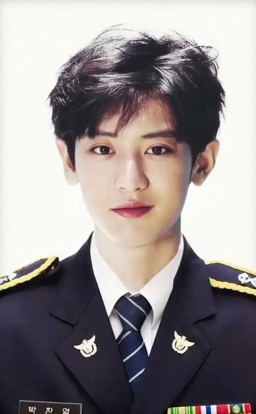 灿烈的军装证件照太好看了 图二是肾炎脸赞车银优这张动图好喜欢 套5&