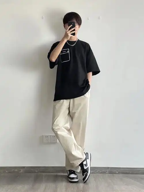 黑色简约设计的短袖,高克重,很有型,搭配一条直通的米白色裤子可以