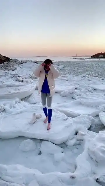 网上认识的女孩,第一次见我们这的冰天雪地,光着脚丫在冰上跳