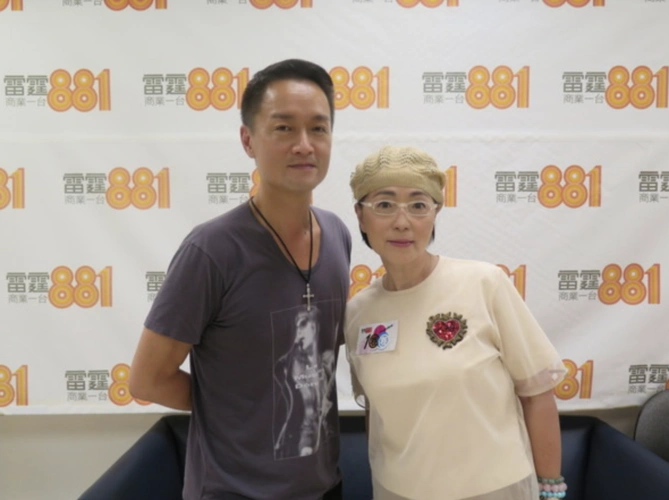 苑琼丹上节目罕提家庭婚姻,自曝曾闹离婚靠丈夫包容,后悔没生育_手机