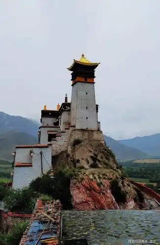 西藏必游西藏史上第一座宫殿雍布拉康