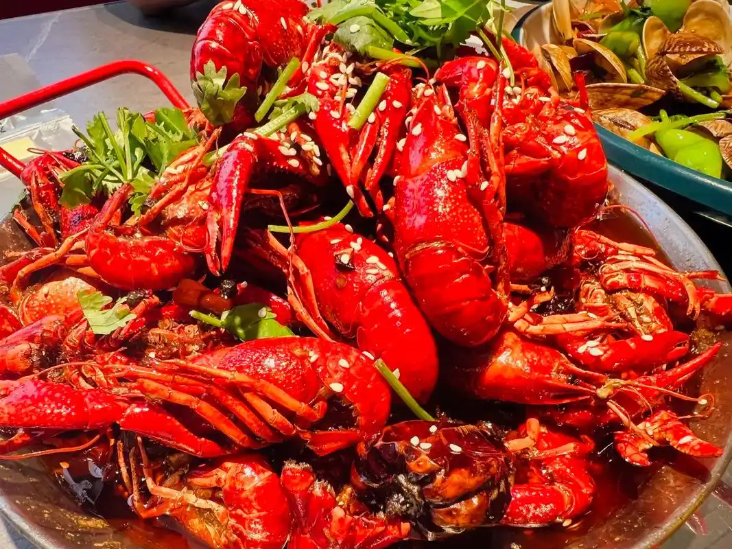 小龙虾.#抖音美食推荐官 他家小龙虾一般 但是炒蚬子挺好吃  - 抖音