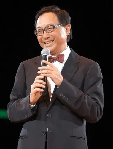 他身兼编导演引领了一个时代的喜剧他就是冷面笑匠许冠文