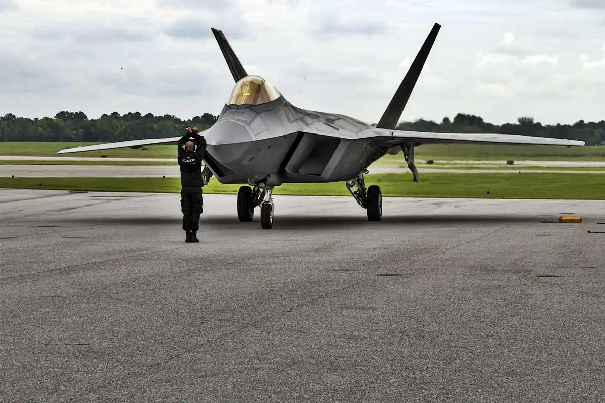 美军f22战斗机为飞行表演做训练时展示超强机动