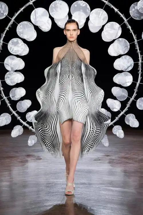 一系列以雕塑为灵感的服装设计欣赏
