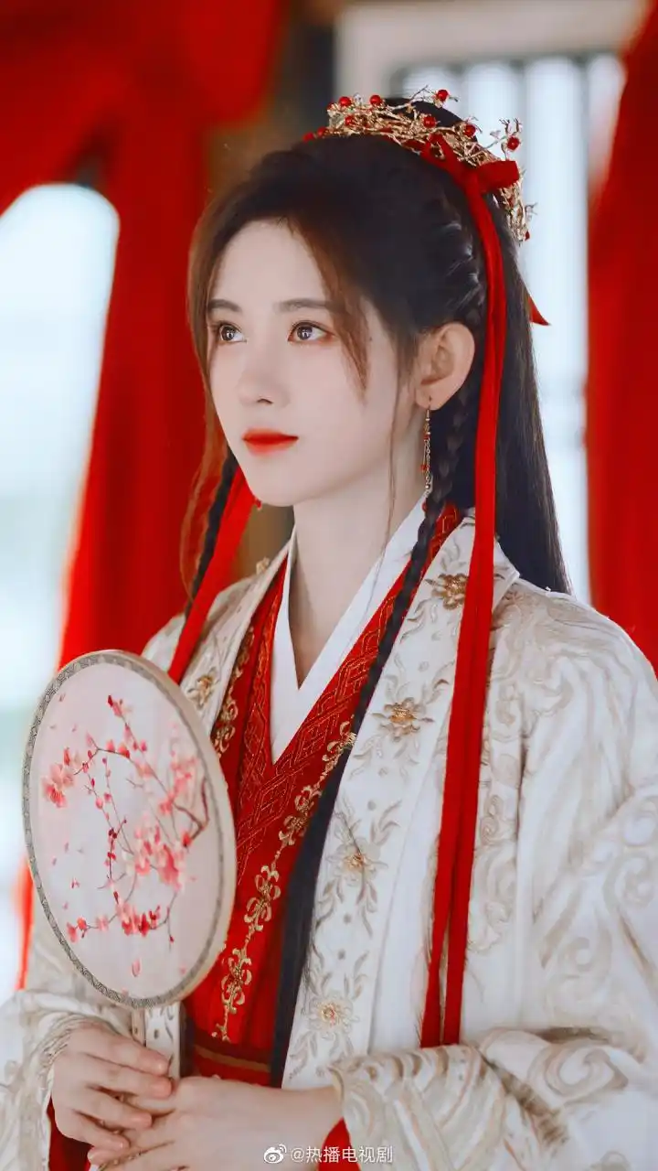 鞠婧祎的红衣古装造型就是书里形容的"美人如玉,倾国倾城"吧!