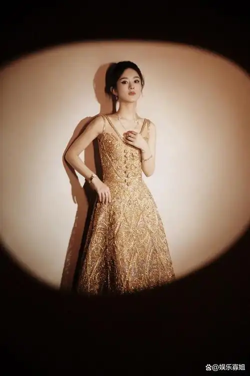 赵丽颖出席白玉兰颁奖典礼,华丽鎏金镂空高定礼服,高贵典雅